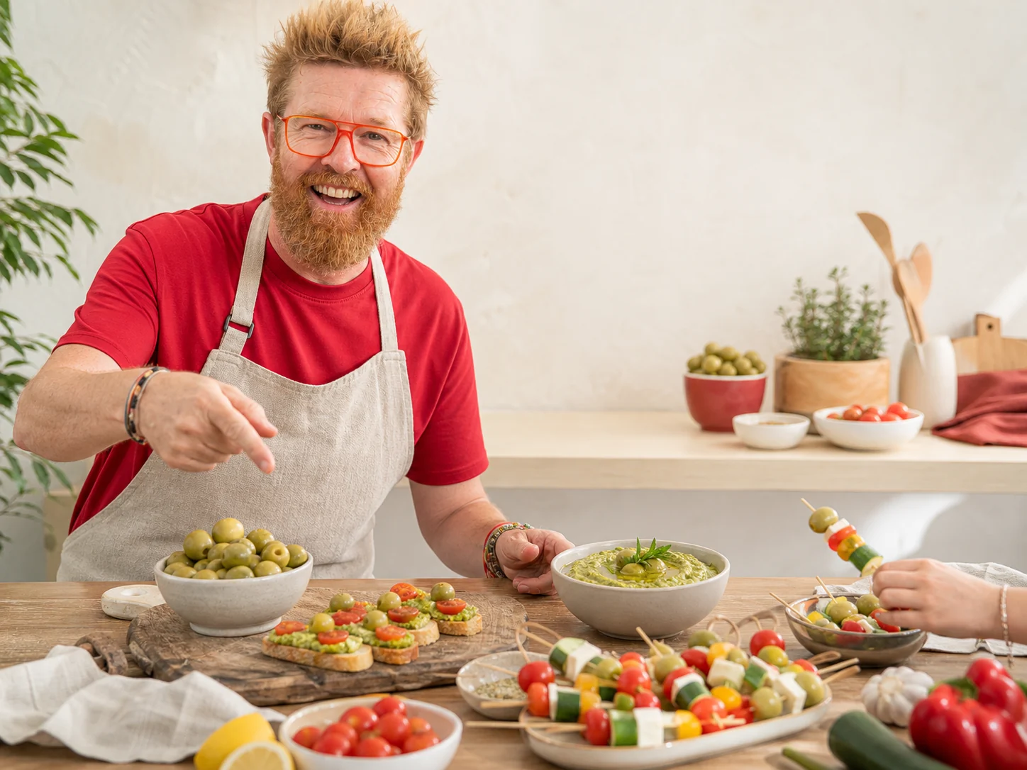Daniel del Toro prepara recetas con aceitunas en una demostración culinaria